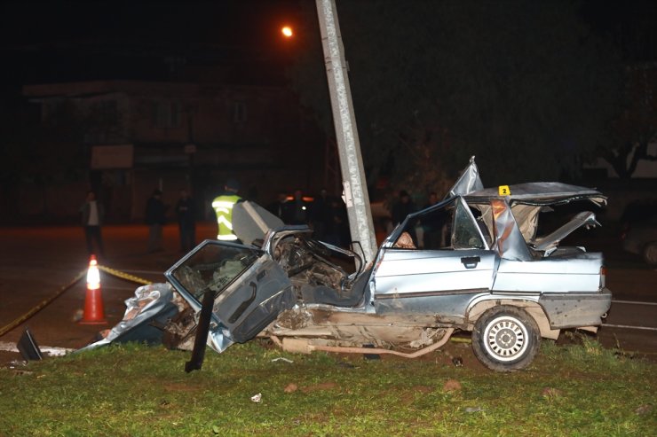 Hatay'da aydınlatma direğine çarpan otomobilin sürücüsü kurtarılamadı