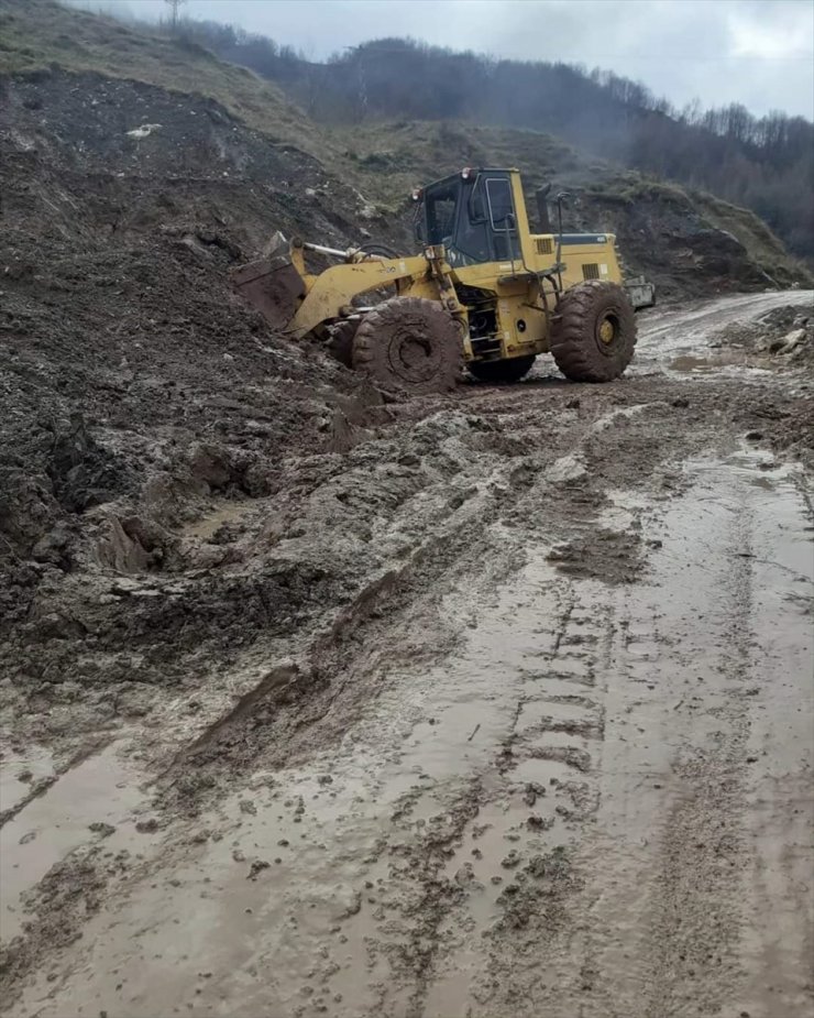 Kastamonu'da toprak kayması nedeniyle kapanan yol ulaşıma açıldı