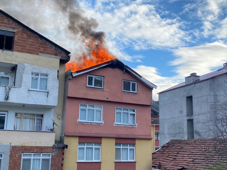 Sinop'ta 4 katlı binada çıkan yangın hasara yol açtı