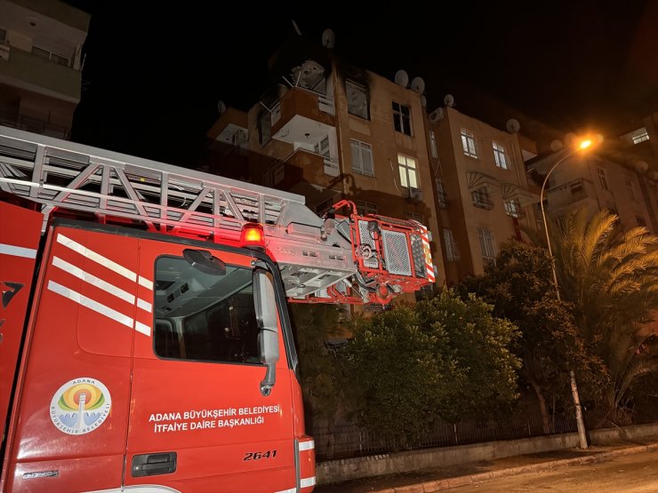 Adana'da apartman dairesinde çıkan yangın hasara neden oldu