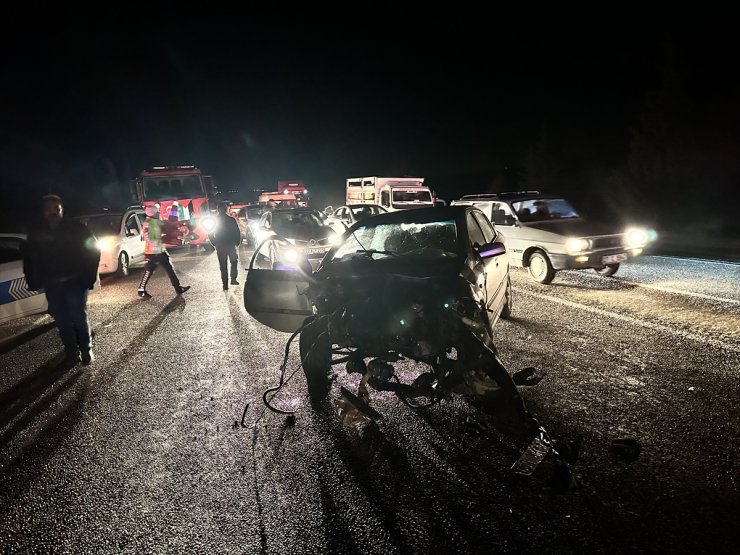 Adıyaman'da iki otomobilin çarpıştığı kazada 6 kişi yaralandı