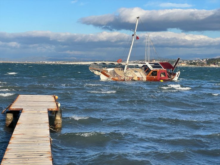 Ayvalık’ta kuvvetli fırtına nedeniyle tekneler alabora oldu