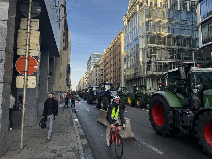 Çiftçiler Avrupa Parlamentosu'nun önünde protesto düzenledi