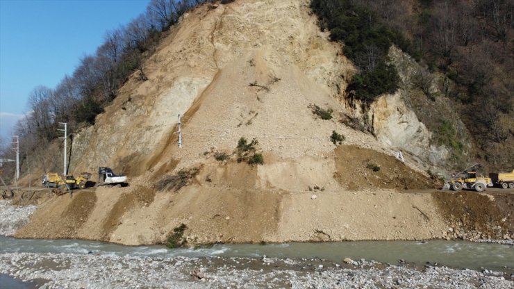 Düzce'de heyelan nedeniyle kapanan yolda çalışmalar sürdü