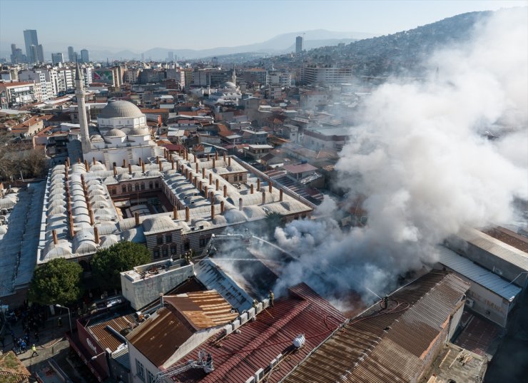 GÜNCELLEME - İzmir'de Kemeraltı Çarşısı'ndaki bir iş merkezinde yangın çıktı