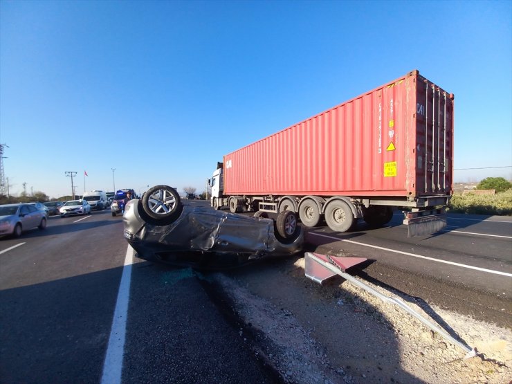 Manisa'da otomobilin tıra çarpması sonucu 7 kişi yaralandı