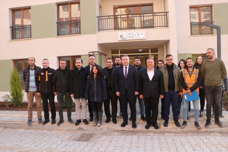 Kilis Valisi Şahin, inşası süren deprem konutlarıyla ilgili incelemelerde bulundu