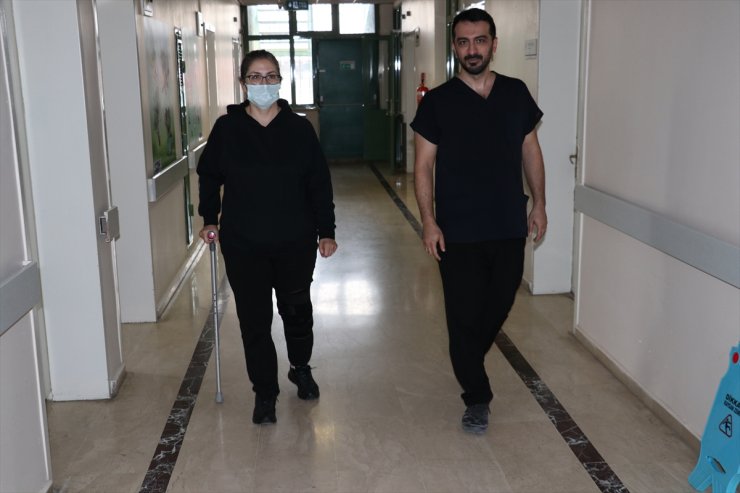 Otobüsten düşüp ayak bilekleri kırılan kadın başarılı tedaviyle 5 ay sonra yeniden yürüdü
