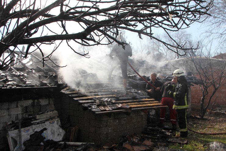 Antalya'da evinde çıkan yangında yaralanan kadın komşularınca kurtarıldı