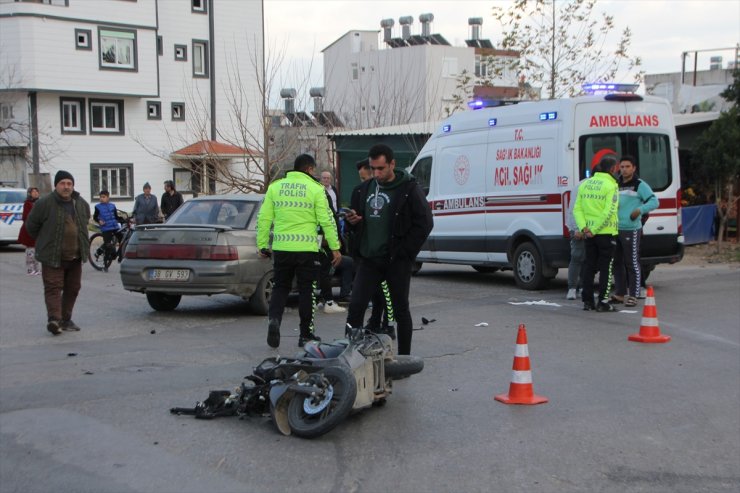 Antalya'da motosiklet ile otomobilin çarpışması sonucu sürücüler yaralandı