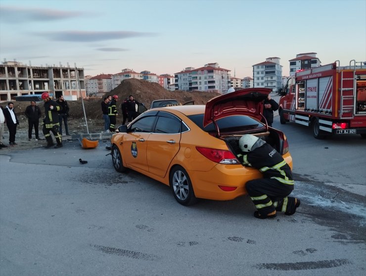 Çorum'da otomobil ile taksinin çarpıştığı kazada 3 kişi yaralandı