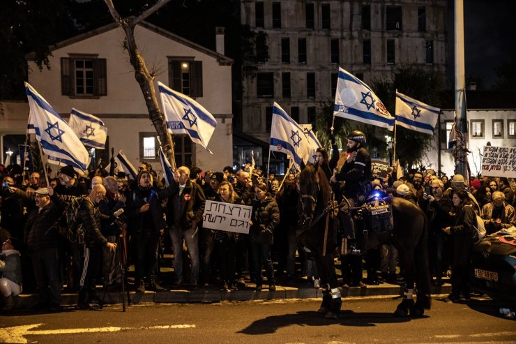 İsrail polisi, Tel Aviv'de erken seçim talebiyle gösteri düzenleyenlere müdahale etti