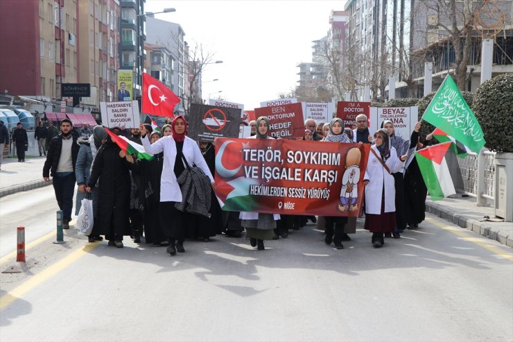 Niğde ve Kayseri'de sağlık çalışanları Gazze için "sessiz yürüyüş" yaptı