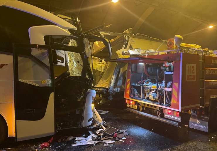 Osmaniye'de yolcu otobüsünün tıra çarpması sonucu 1 kişi öldü, 6 kişi yaralandı