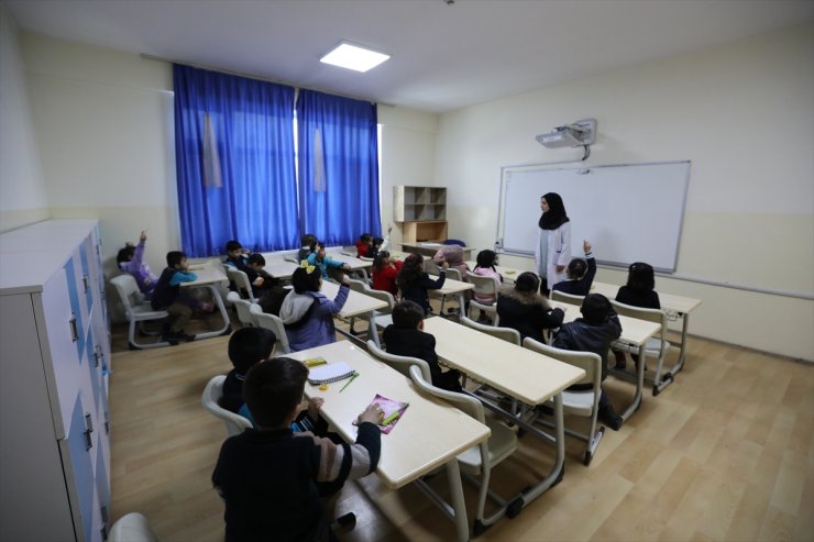 Afganistan'da Afgan-Türk Maarif Okulları tatillerin ardından yeniden eğitime başladı