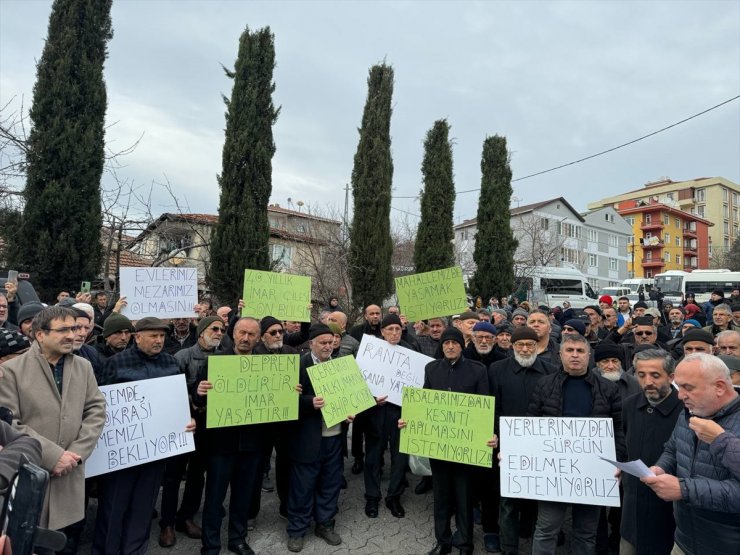 Ataşehir'de imar sorunlarının çözülmesini isteyen mahalle sakinleri eylem yaptı