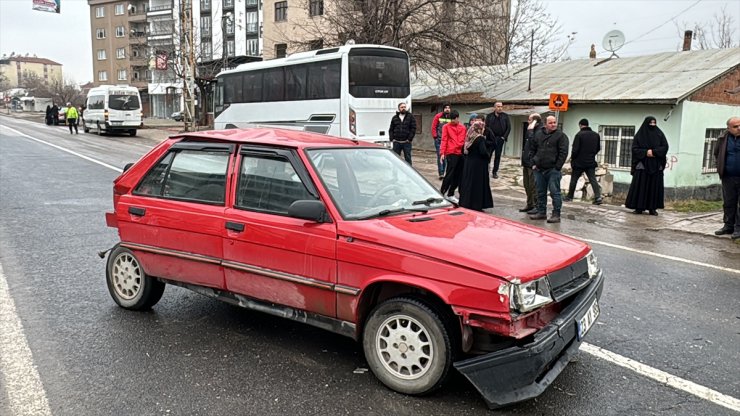 Elazığ'da 3 aracın karıştığı kazada 2 kişi yaralandı