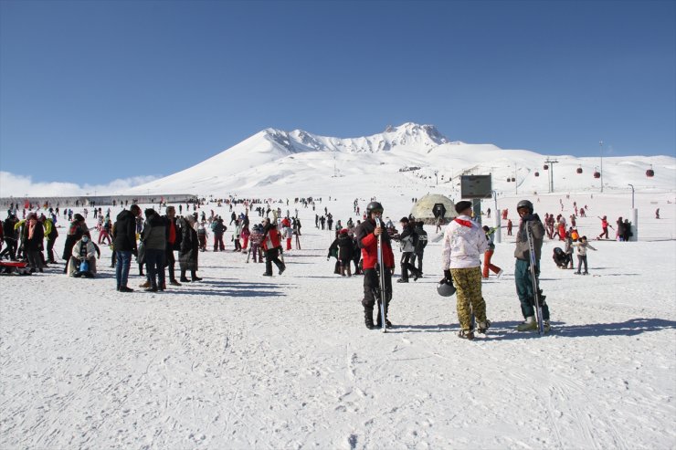 Erciyes'te yarıyıl tatilinde son gün yoğunluğu