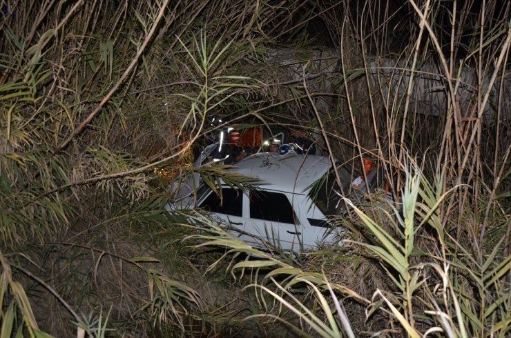 Antalya'da dereye düşen otomobildeki 2 kişi yaralandı