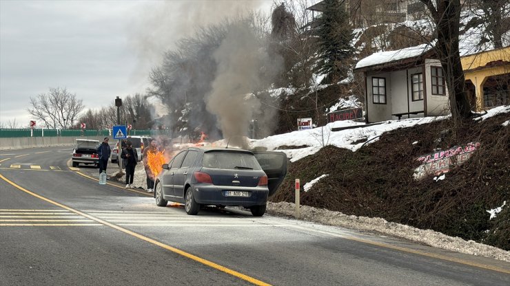 Bolu'da otomobilde çıkan yangın kar ve yangın tüpleriyle yapılan müdahaleyle söndürüldü