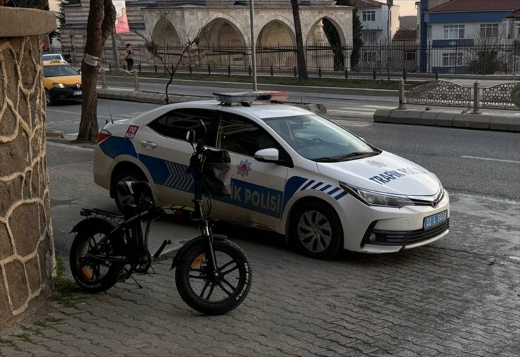 Edirne'de otomobilin elektrikli bisiklete çarptığı kaza anı güvenlik kamerasında