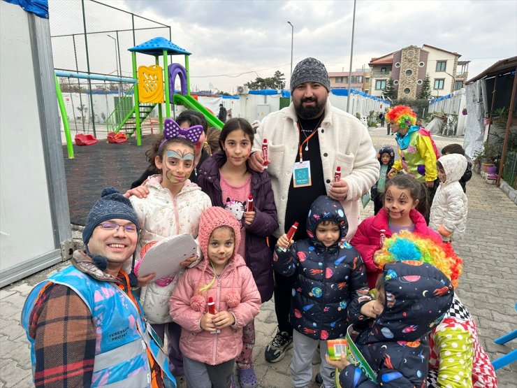 Hatay'da gönüllüler, "Tebessüm" projesiyle depremzede çocukların yüzünü güldürdü