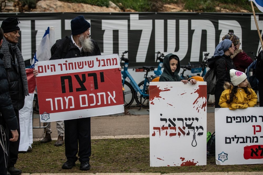 İsrail Meclisi önünde Gazze'de ateşkes yanlıları ve karşıtları gösteri yaptı