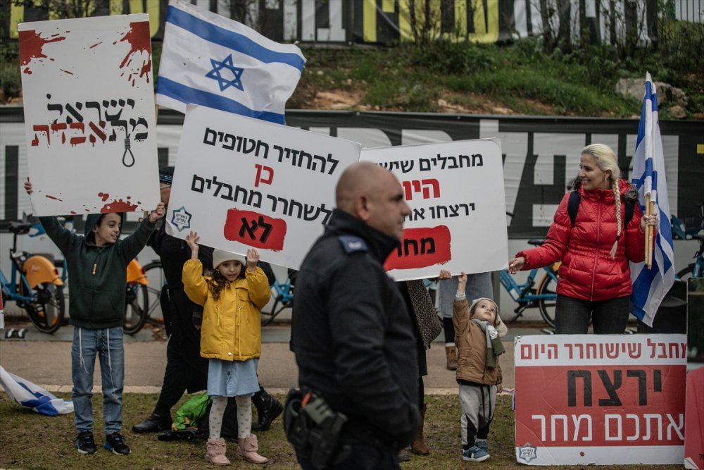 İsrail Meclisi önünde Gazze'de ateşkes yanlıları ve karşıtları gösteri yaptı