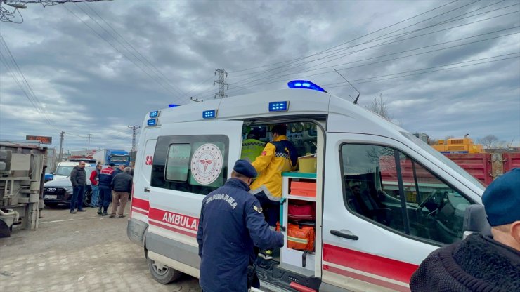 Kocaeli'de tırla çarpışarak devrilen kamyonetteki 2 kişi yaralandı