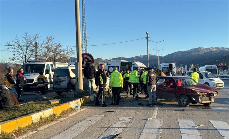 Afyonkarahisar'da 4 aracın karıştığı trafik kazasında 10 kişi yaralandı