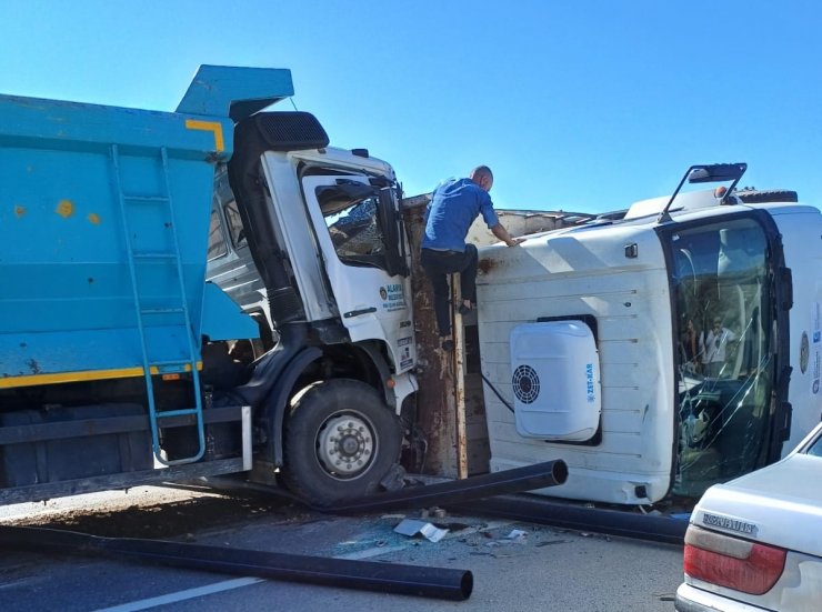 Alanya'da iki kamyonun çarpıştığı kazada 2 kişi yaralandı