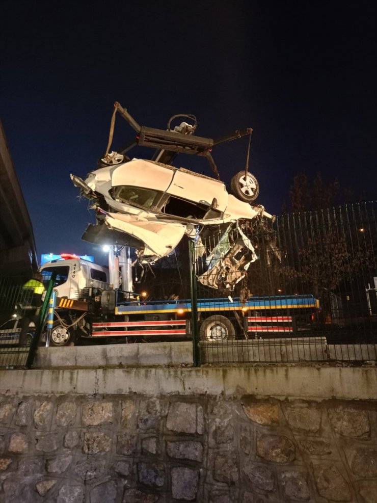 Ankara'da köprüden düşen otomobildeki 1 genç öldü, 2 kişi ağır yaralandı