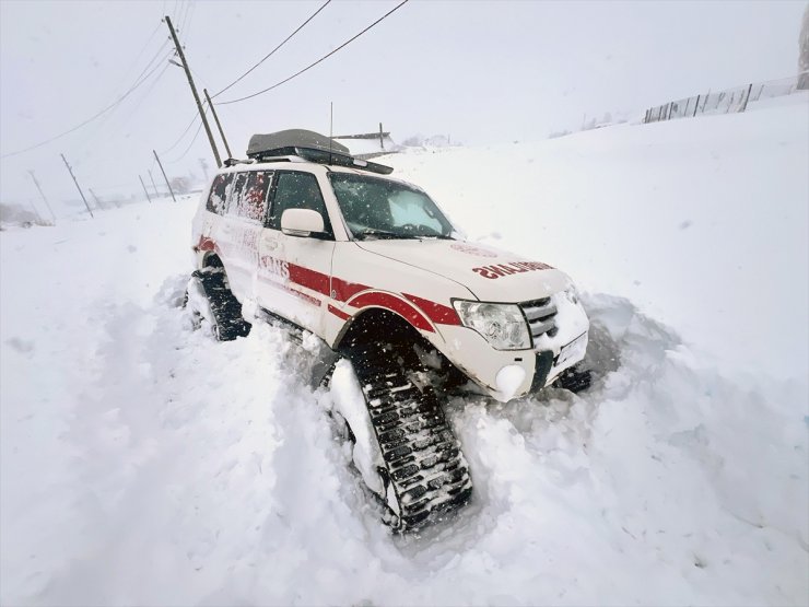 Ardahan'da yolu kapanan köylerdeki hastalar, ekiplerin çalışmasıyla hastaneye ulaştırıldı