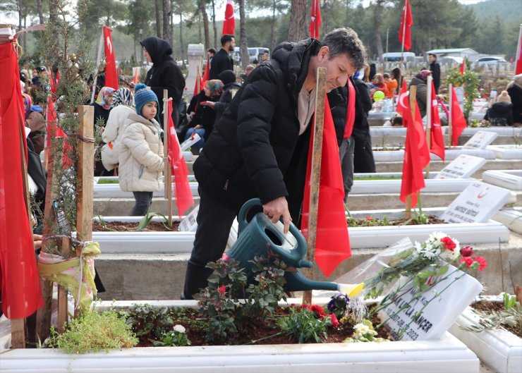 Enkaz altındaki kızının elinin tutmasıyla tanınan babanın acısı dinmiyor