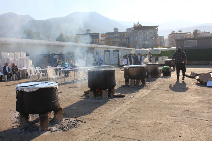 İskenderun'daki "Gönül Mutfağı"nda depremin birinci yılı dolayısıyla taziye yemeği yapıldı