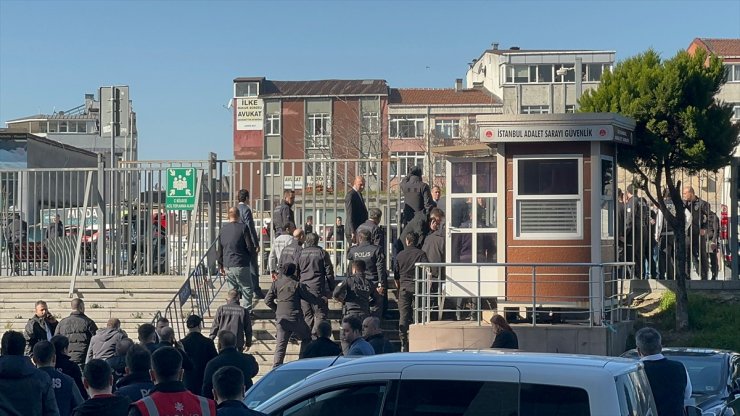 İstanbul Adliyesi önündeki meydanda silahla ateş açıldı