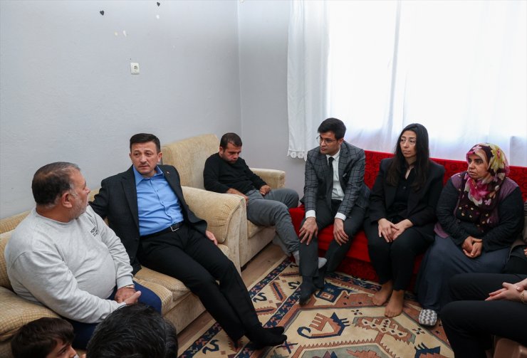 İzmir Büyükşehir Belediye Başkan adayı Hamza Dağ, depremzede aileyi ziyaret etti: