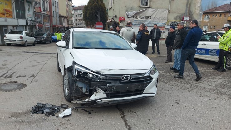 Karabük'te minibüsle otomobilin çarpıştığı kazada 2 kişi yaralandı