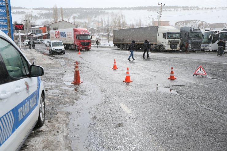 Kars-Ardahan kara yolu kar ve tipi nedeniyle ulaşıma kapatıldı