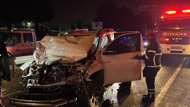 Kocaeli'de kamyona çarpan pikaptaki 3 kişi yaralandı