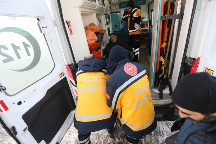 Kars'ta yolu kapanan köylerdeki hastalar, ekiplerin çalışmasıyla hastaneye ulaştırıldı