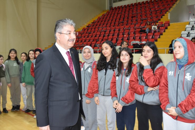 Osmaniye'de depremzede çocuklara basketbol topu dağıtıldı