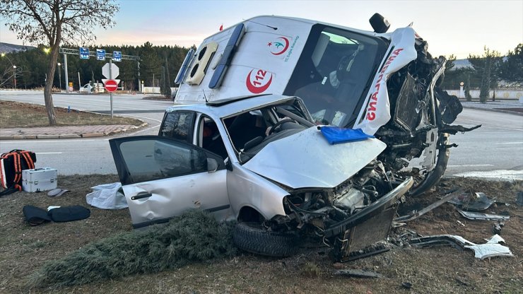 Sivas'ta ambulans ile otomobilin çarpıştığı kazada 3 kişi yaralandı