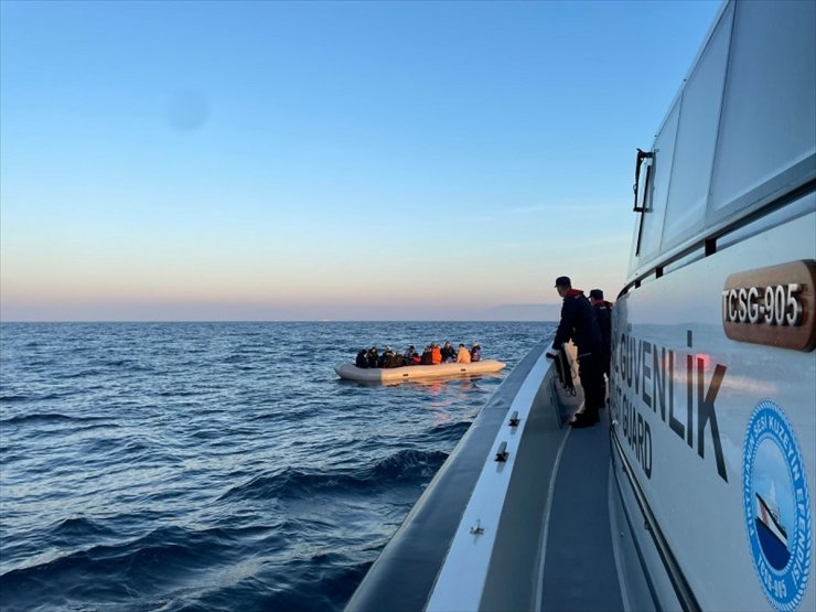 İzmir açıklarında 62 düzensiz göçmen kurtarıldı