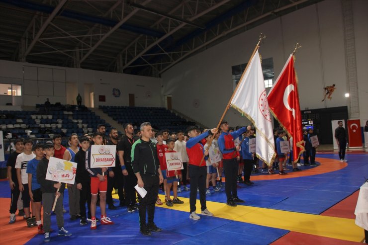 Hakkari'de düzenlenen Okul Sporları Güreş Grup Müsabakaları başladı