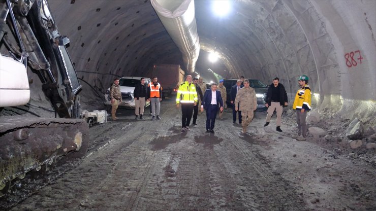 Şırnak Valisi Atay yapımı süren Şırnak-Van kara yolu tünel inşaatını inceledi