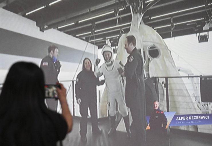 Türkiye'nin ilk astronotu Gezeravcı'nın da içinde yer aldığı Ax-3 ekibi Dragon kapsülünden çıkarıldı