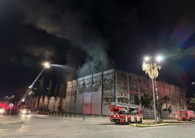 Antalya'da tersanede çıkan yangına müdahale ediliyor