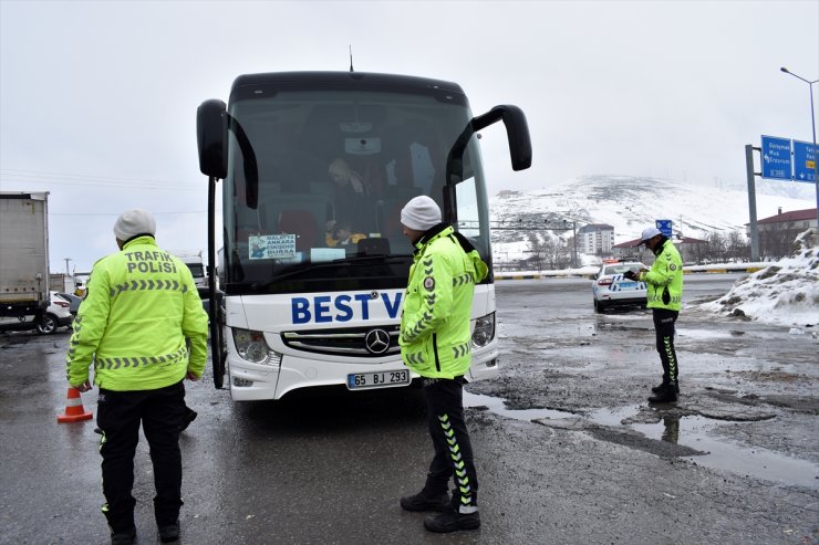 Bitlis'te trafik ekipleri yolcu otobüslerinde denetim yaptı