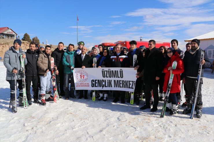 Ergan Dağı Kayak Merkezi'ne gelen öğrenciler kayak yapmayı öğreniyor